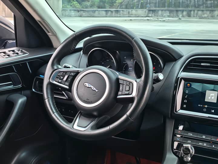 Jaguar F-PACE 2018 2.0 T 4 WD — фото 8