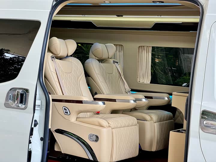 Toyota HIACE 2022 3.5 L AT — фото 8
