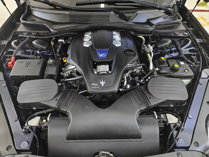 Maserati Quattroporte — фото 13