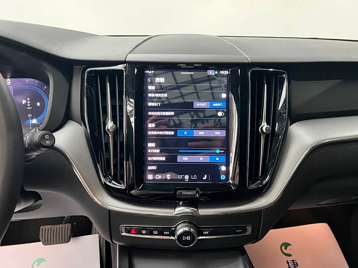 Volvo XC60 2023 B 5 4 WD — фото 23