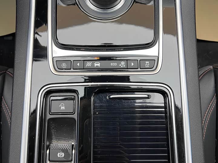 Jaguar XEL 2018 2.0 T 200 PS — фото 14