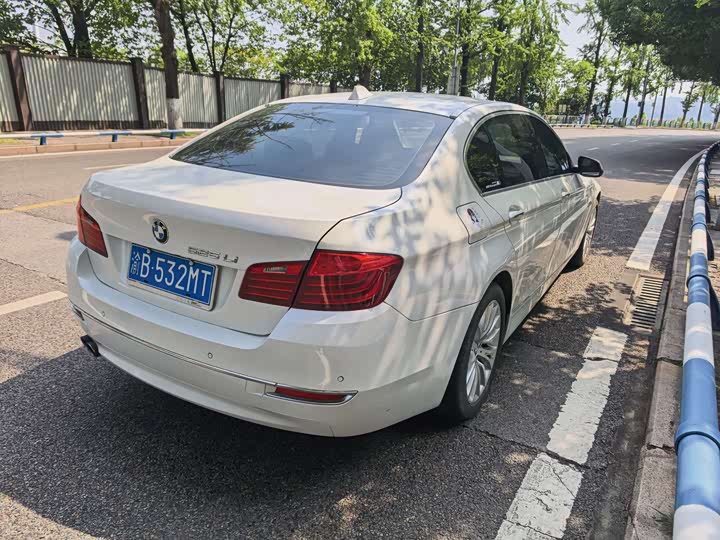 BMW 5 Series 525Li — фото 9