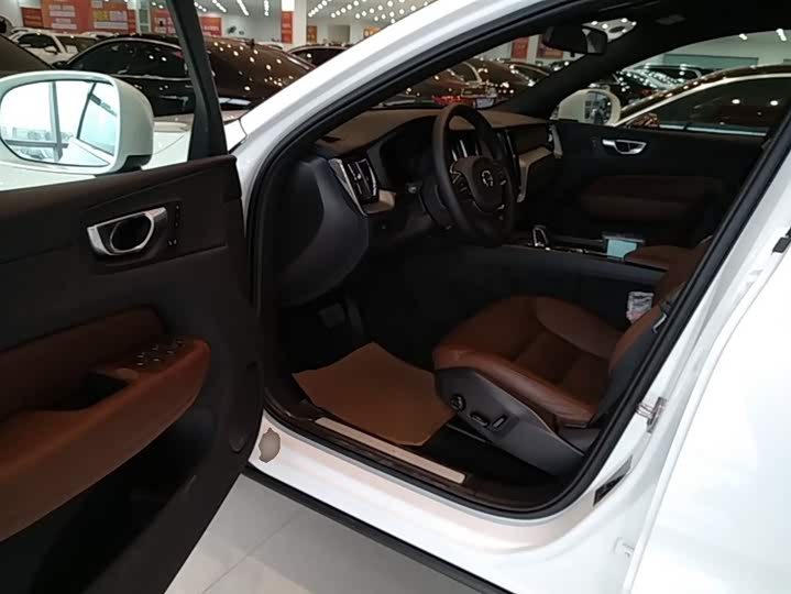 Volvo XC60 2024 B 5 4 WD — фото 15
