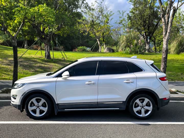 Lincoln MKC 2017 2.0 T 2 WD — фото 3