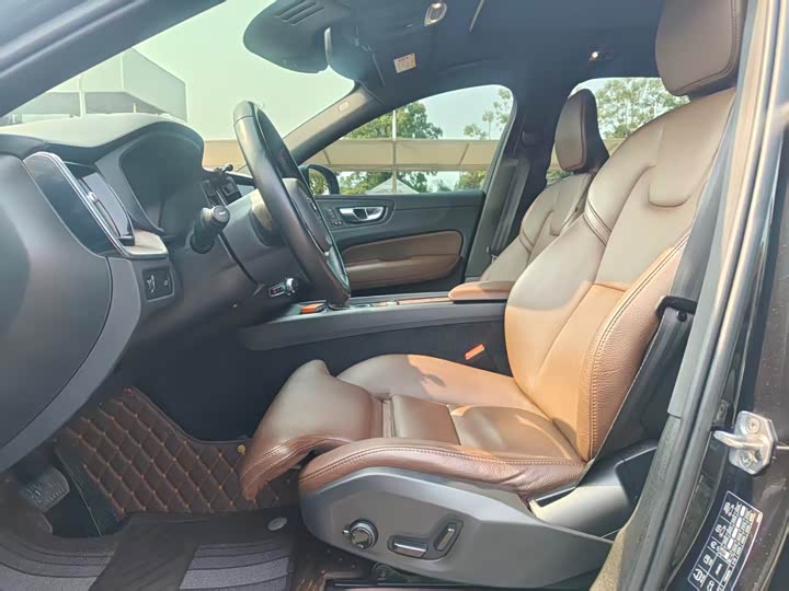 Volvo XC60 2020 T 5 4 WD — фото 4