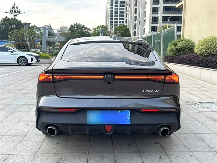 Changan UNI-V 2022 1.5 T Premium — фото 10