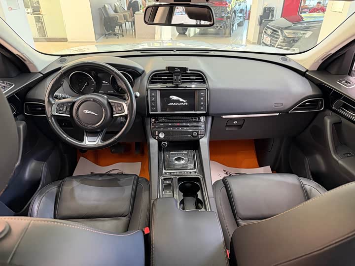 Jaguar F-PACE 2018 2.0 T 4 WD — фото 8