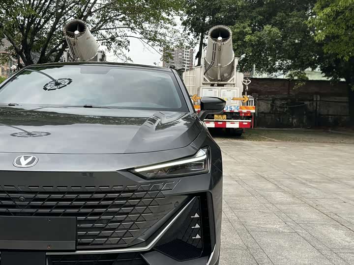 Changan UNI-V 2022 1.5 T Premium — фото 4
