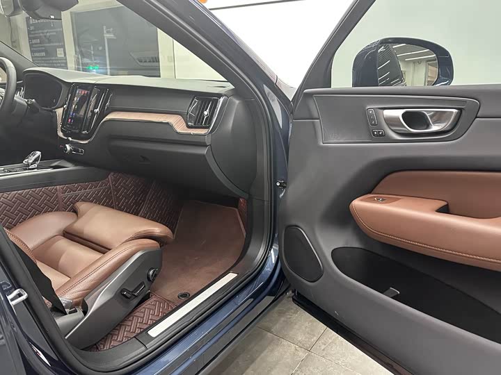 Volvo XC60 2024 B 5 4 WD — фото 14