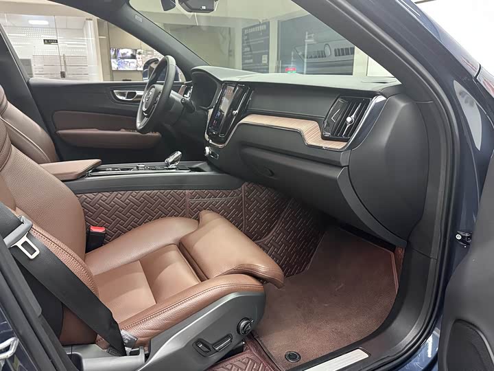 Volvo XC60 2024 B 5 4 WD — фото 15