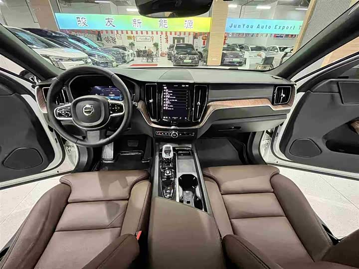 Volvo XC60 Hybrid 2025 Hybrid 4 WD — фото 24