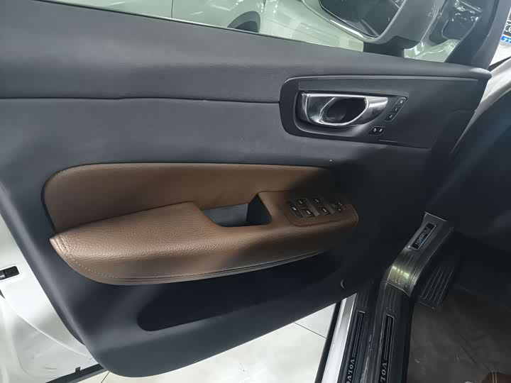 Volvo XC60 2020 T 5 4 WD — фото 10