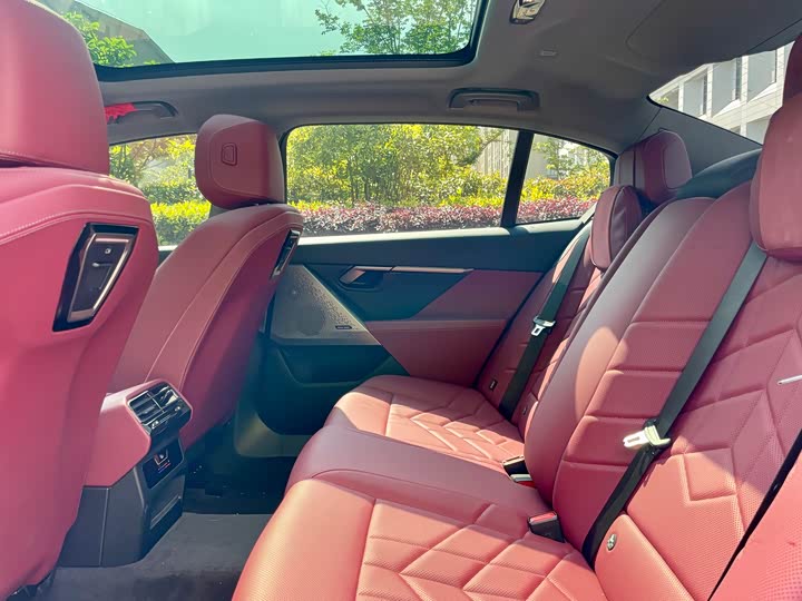 BMW 5-Series 2025 530 Li Leading M — фото 13