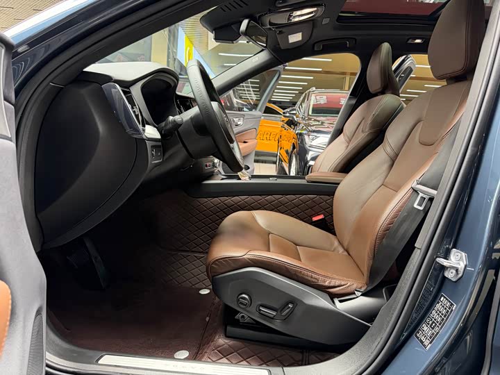 Volvo XC60 2022 B 5 4 WD — фото 14