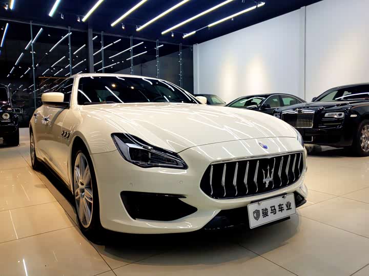 Maserati Quattroporte — фото 1