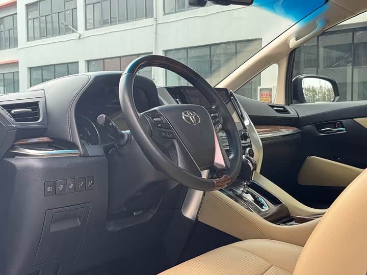 Toyota Alphard — фото 9