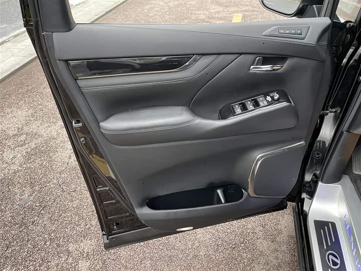 Toyota Alphard — фото 6