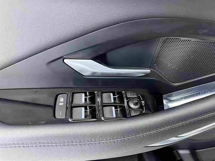 Jaguar E-PACE 2018 P 250 S VI — фото 14