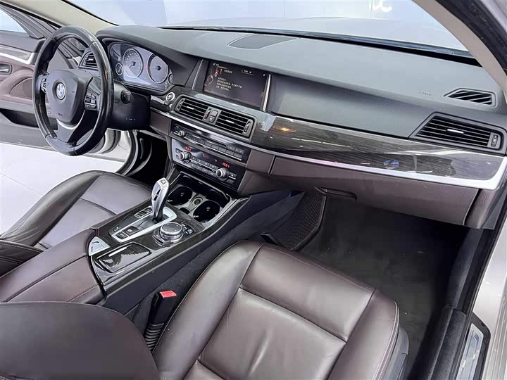 BMW 5 Series 525Li — фото 11