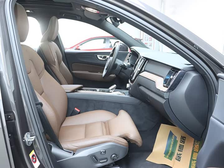 Volvo XC60 2025 B 5 4 WD — фото 19