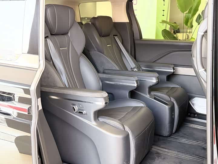 Hongqi HQ9 PHEV 2024 2.0 T 4 WD — фото 12