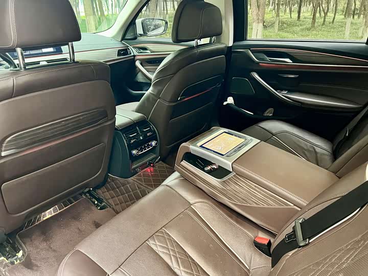 BMW 5 Series рестайлинг 540Li — фото 12