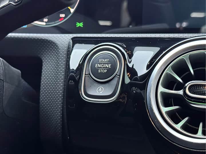 Mercedes-Benz A-Class 2022 A 200 L — фото 22