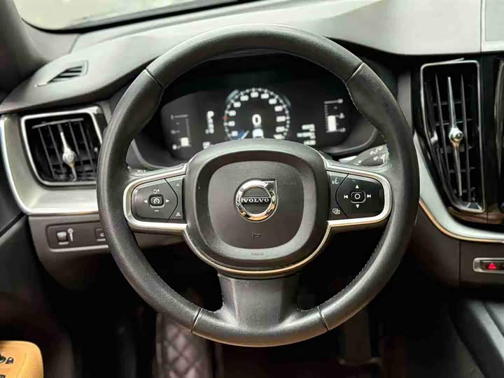 Volvo XC60 2018 T 5 4 WD — фото 6