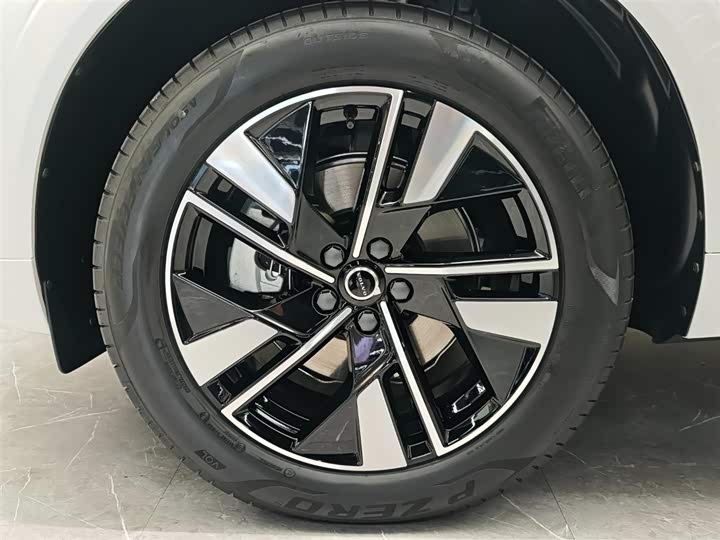 Volvo XC60 2025 B 5 4 WD — фото 4