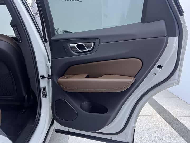 Volvo XC60 2023 B 5 4 WD — фото 18