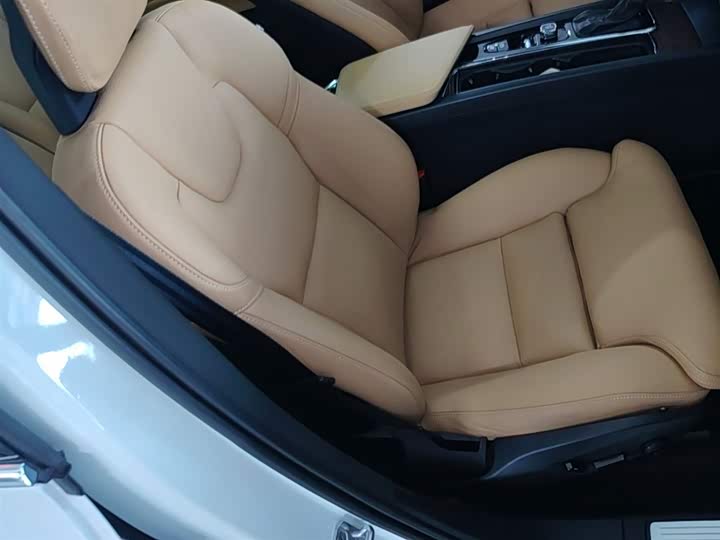 Volvo XC60 2018 T 5 4 WD — фото 25