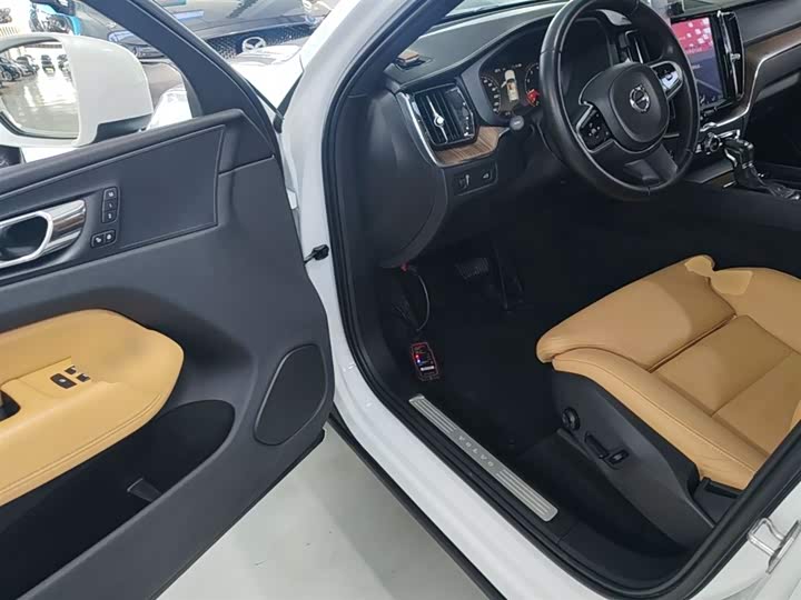 Volvo XC60 2018 T 5 4 WD — фото 16