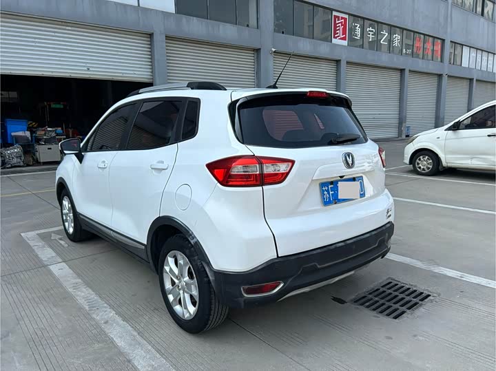 Changan CS15 2016 1.5 L MT — фото 6