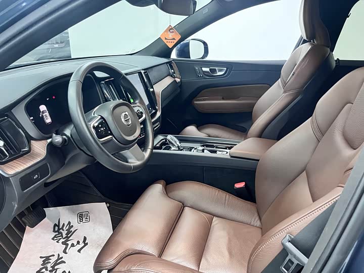 Volvo XC60 2025 B 5 4 WD — фото 4