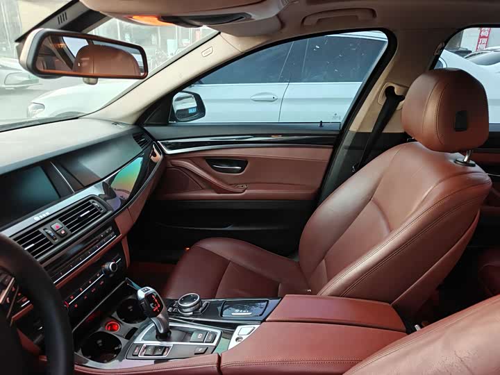 BMW 5 Series 520Li — фото 11