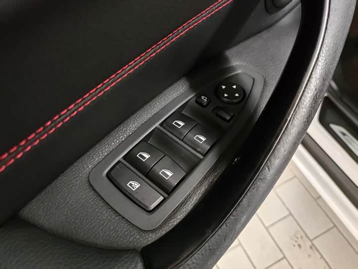 BMW X1 2018 s Drive 18 Li — фото 17