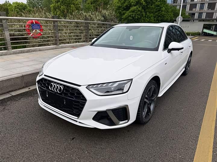 Audi A4L 2022 40 TFSI — фото 1