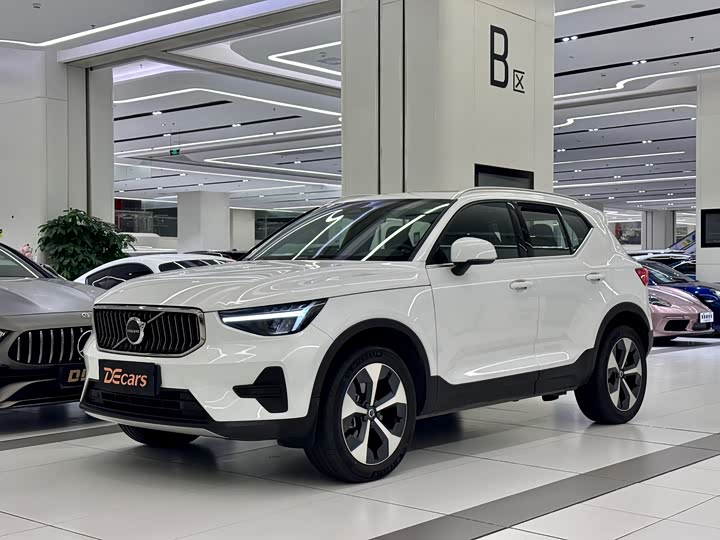 Volvo XC40 2025 B 4 WD — фото 1