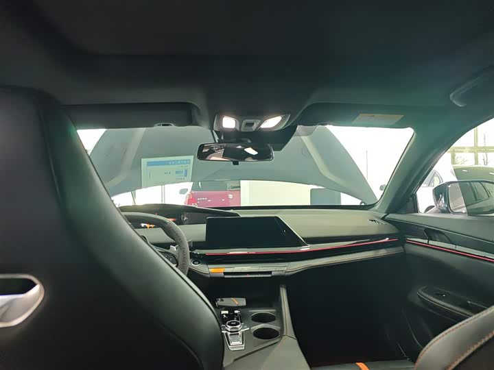 Changan UNI-V 2024 1.5 T Premium — фото 8