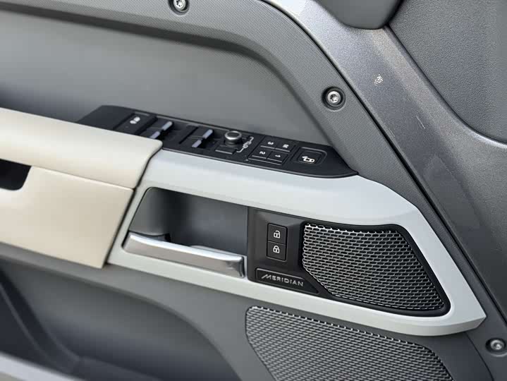 Land Rover Defender — фото 15