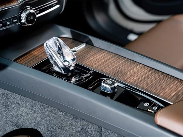 Volvo XC60 Hybrid 2023 T 8 PHEV 4 WD — фото 13
