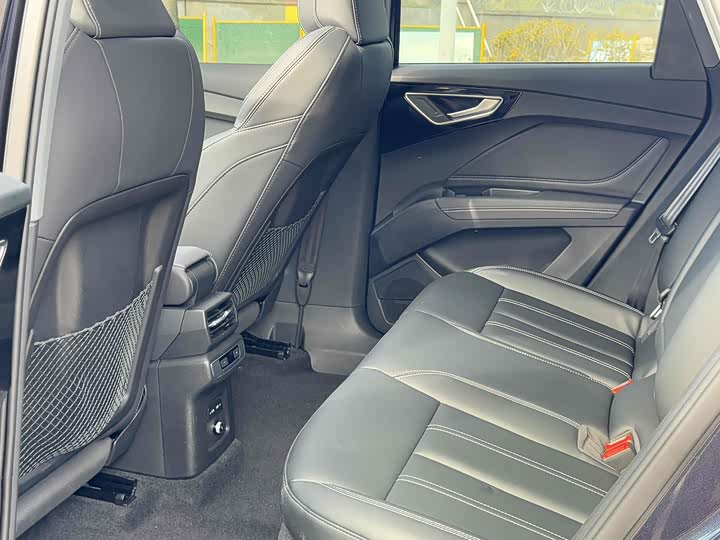 Audi Q4 e-tron 2022 40 e-tron — фото 9
