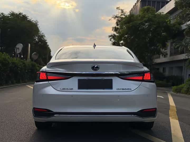 Lexus ES 300h экселленс V — фото 8