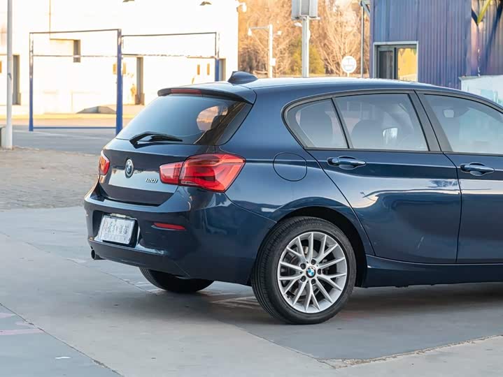 BMW 1-Series 2015 120i Leading — фото 17