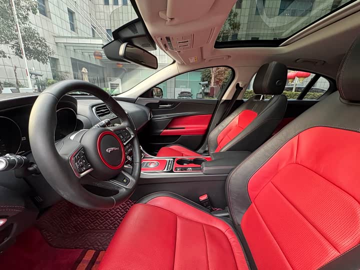 Jaguar XE 2015 2.0 T 200 PS R-Sport — фото 14