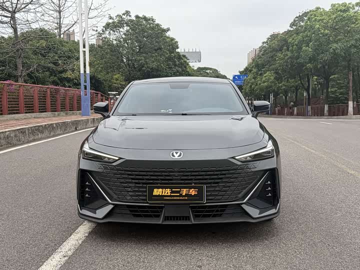 Changan UNI-V 2022 1.5 T Premium — фото 1