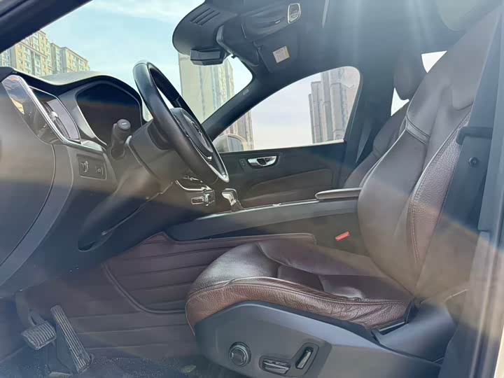 Volvo XC60 2021 T 5 4 WD — фото 4