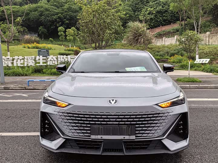 Changan UNI-V 2022 1.5 T Premium — фото 2