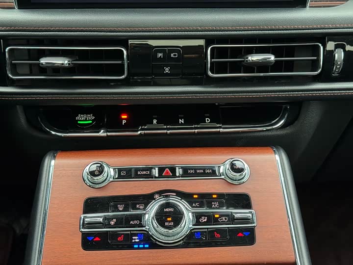 Lincoln Aviator — фото 28