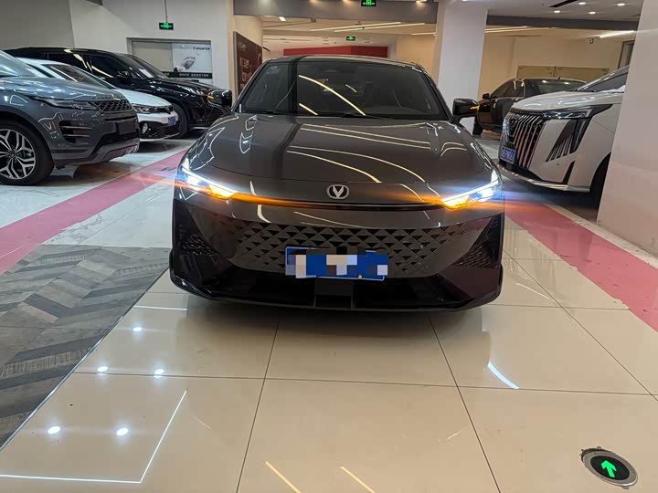 Changan UNI-V 2024 1.5 T — фото 2